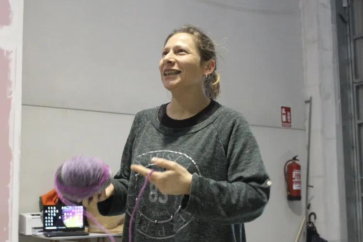 Mulleres Colleiteiras son Emilia, Soraya, Violeta e Susana. Traballan desde unha nave en Iñás, na Coruña, nunha cooperativa de reciclaxe de aceite doméstico.