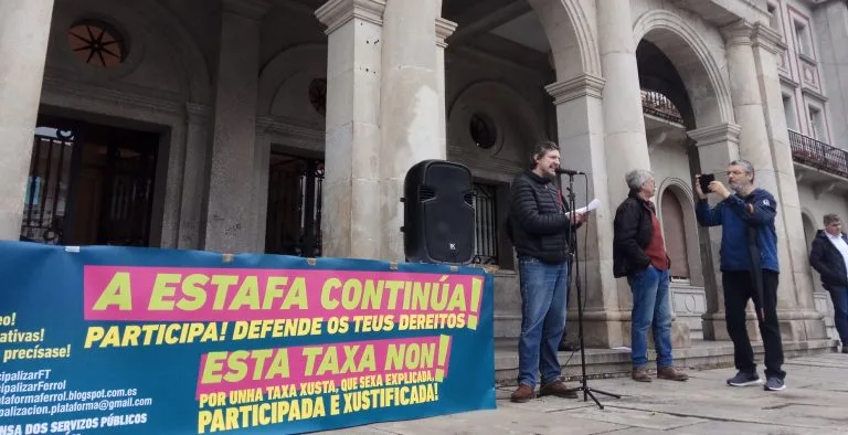 Protesta onte, diante do Concello, da Plataforma na Defensa dos Servizos Públicos.