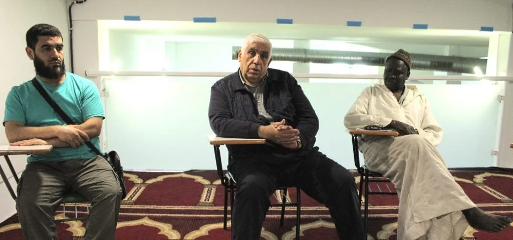 Sadek, Mustafá e Dame, na mesquita.