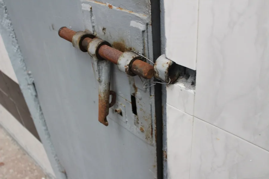 Porta, cárcere.