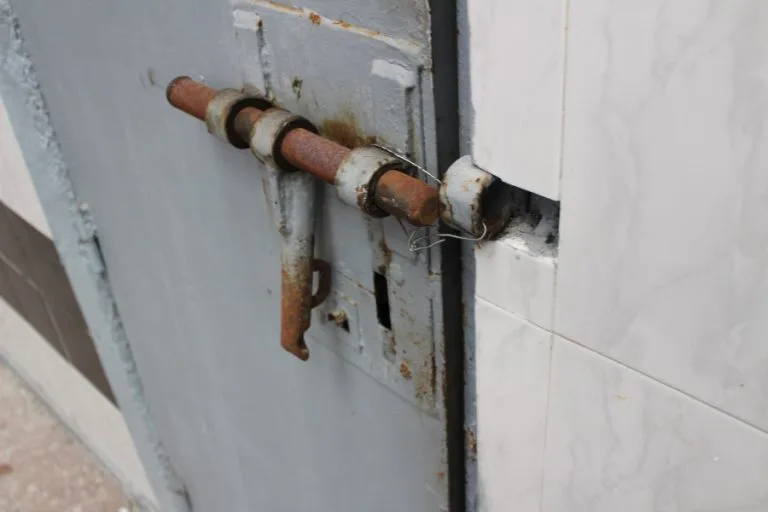 Porta, cárcere.