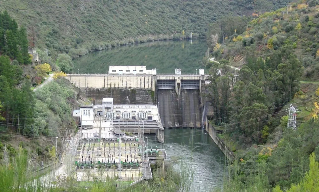 Ríos, encoros, presas, centrais hidroeléctricas.